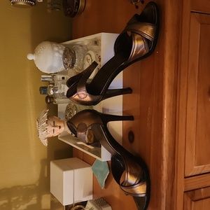 Coach Darrie Bronze/ Gold metallic leather sandals. Made in Italy.